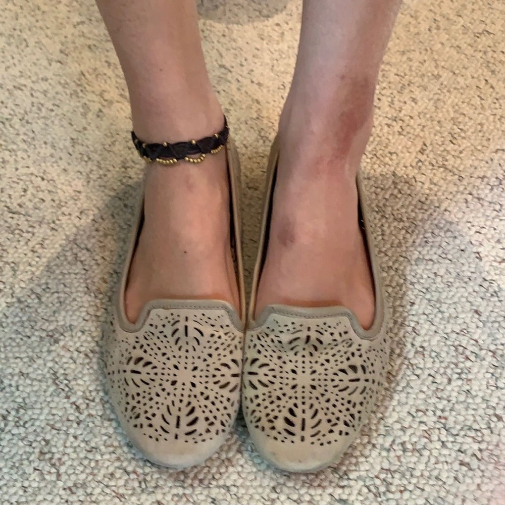 Audrey Brooke Daisy Flat Loafer Tan size 8 eyelet design